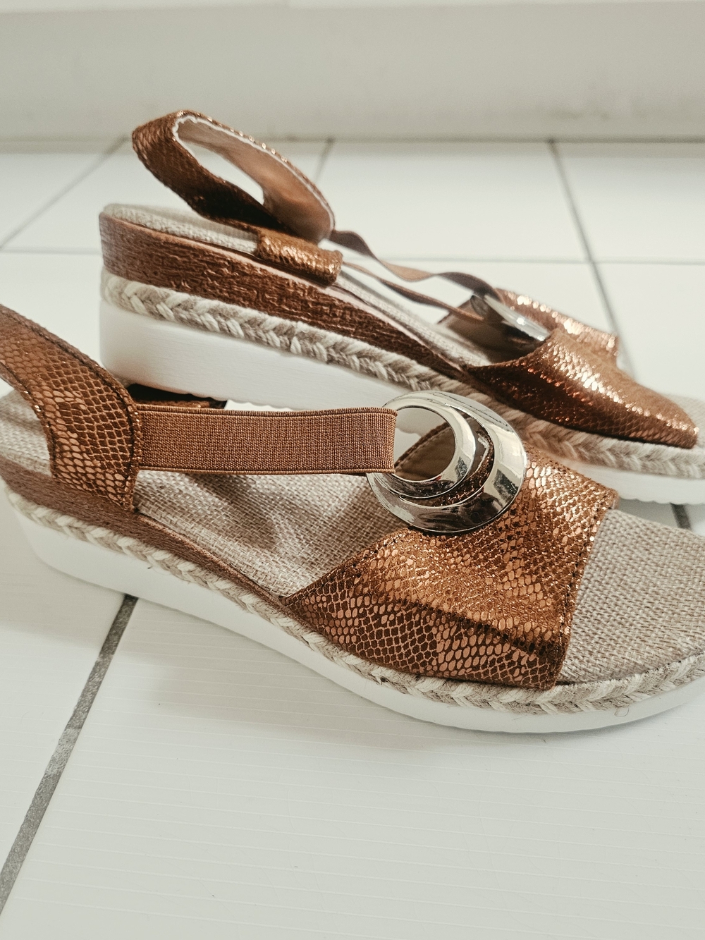NWT Womens Metallic Copper Wedge Sandals with Decorative Buckle
